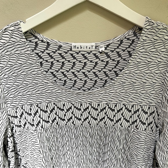 Habitat ~ Patterned Textured White Black Stretch Tunic in size Medium - Picture 2 of 9